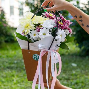 Цветочная сумочка с кустовой хризантемой микс