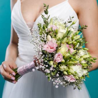 Букет невесты из роз, лизиантуса и гипсофилы с эвкалиптом