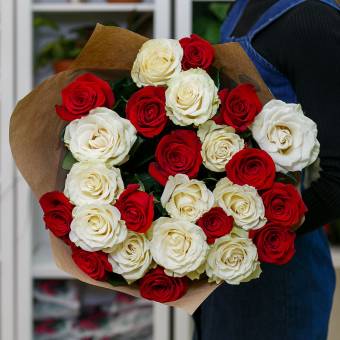 Букет из 25 красных и белых роз 70 см (Эквадор)
