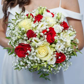 Букет невесты из роз, лизиантуса и гипсофилы