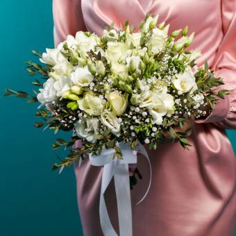 Букет невесты из роз, лизиантуса, фрезии и гипсофилы с эвкалиптом