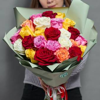 Букет из 25 роз яркий микс 50 см (Эквадор) в корейской упаковке