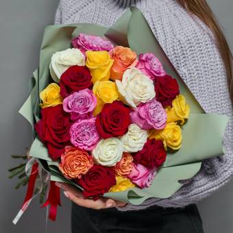 Букет из 25 роз яркий микс 50 см (Эквадор) в корейской упаковке