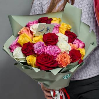 Набор размер L с букетом 25 роз яркий микс 50 см (Эквадор) в корейской упаковке