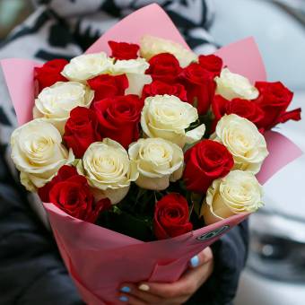 Букет из 25 красных и белых роз 50 см (Эквадор)