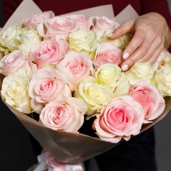 Букет из 25 белых и розовых роз 50 см (Эквадор)