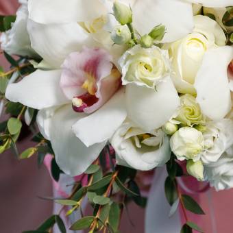 Букет невесты из орхидей, лизиантуса, роз с эвкалиптом