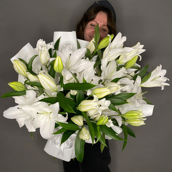 Букет из 11 белых лилий ориенталь (60 см)