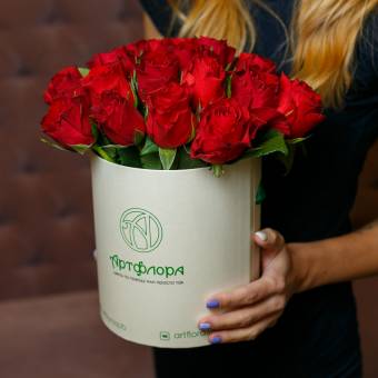 Букет в шляпной коробке small из 25 красных роз (Кения)