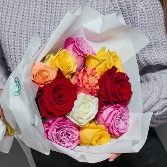 Букет из 11 роз яркий микс 50 см (Эквадор) в корейской упаковке