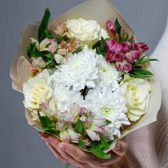 Букет из белых роз, хризантемы и альстромерии микс