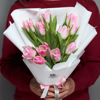 11 розовых тюльпанов в корейской упаковке