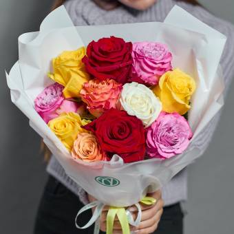 11 роз яркий микс 40 см (Эквадор) в корейской упаковке