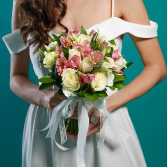 Букет невесты из роз, лизиантуса и альстромерии