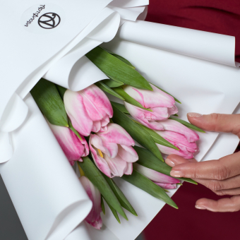 7 розовых тюльпанов в корейской упаковке