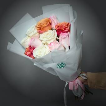 11 роз нежный микс 40 см (Эквадор) в корейской упаковке