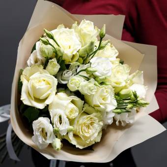 Букет из белых роз и лизиантуса - S