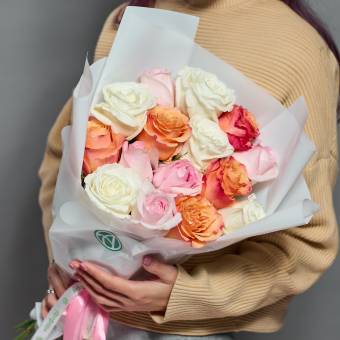 Букет из 15 роз нежный микс 50 см (Эквадор) в корейской упаковке