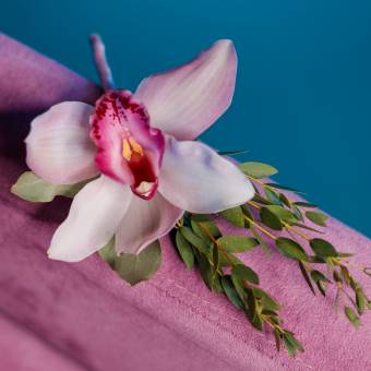Набор букет невесты из орхидей и эвкалипта и бутоньерка