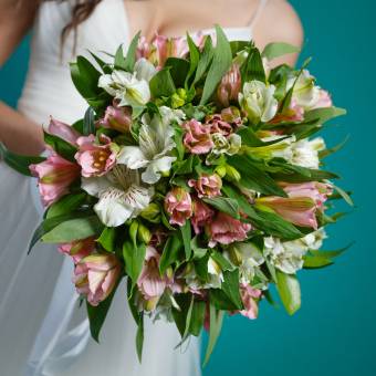 Букет невесты из розовых и белых альстромерий