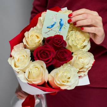 Набор размер S с букетом из 11 красных и белых роз 50 см (Эквадор)