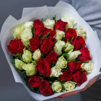 Набор размер L с букетом 35 красных и белых роз Кения (50 см)