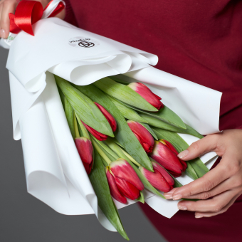 7 красных тюльпанов в корейской упаковке