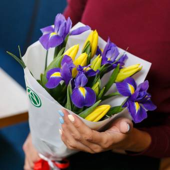 7 желтых тюльпанов с ирисами в упаковке