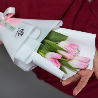 3 розовых тюльпана корейской упаковке