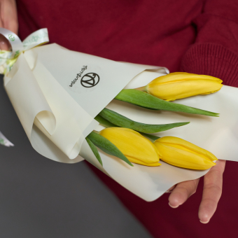 3 желтых тюльпана в корейской упаковке