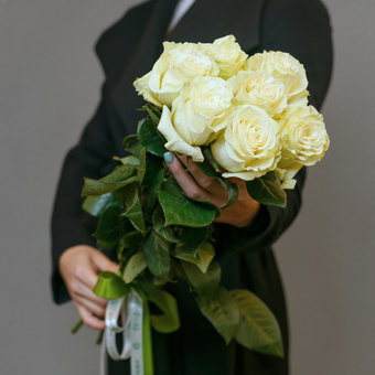 Букет из 7 белых роз 50 см (Эквадор) с атласной лентой