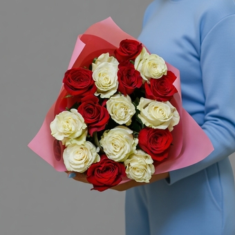 Букет из 15 красных и белых роз 50 см (Эквадор)