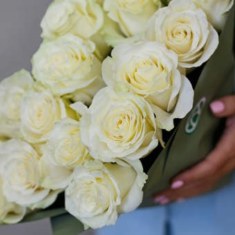 Букет из 25 белых роз 50 см (Эквадор)