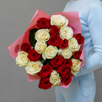 Букет из 25 красных и белых роз 50 см (Эквадор)