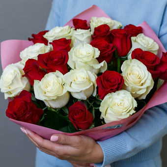 Букет из 25 красных и белых роз 50 см (Эквадор)