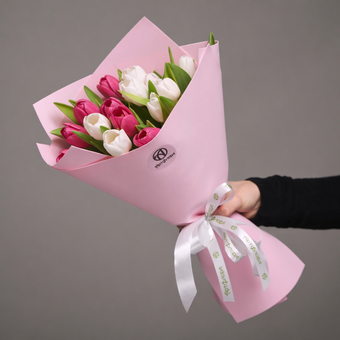 Букет из 15 белых и малиновых тюльпанов (Голландия) в фоамиране