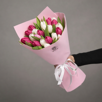 Букет из 25 белых и малиновых тюльпанов (Голландия) в фоамиране