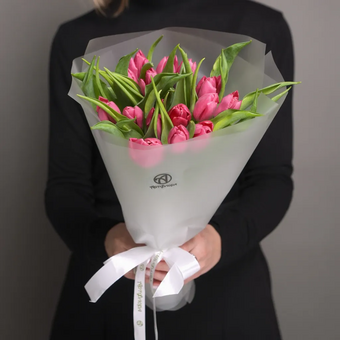 Букет из 15 малиновых тюльпанов (Голландия) в корейской матовой упаковке