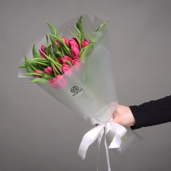 Букет из 15 малиновых тюльпанов (Голландия) в корейской матовой упаковке