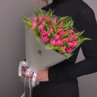 Букет из 25 малиновых тюльпанов (Голландия) в корейской матовой упаковке