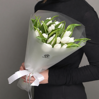 Букет из 15 белых тюльпанов (Голландия) в корейской матовой упаковке