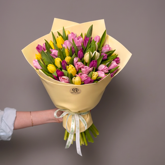 Букет из 51 тюльпана микс яркий (Голландия) в фоамиране