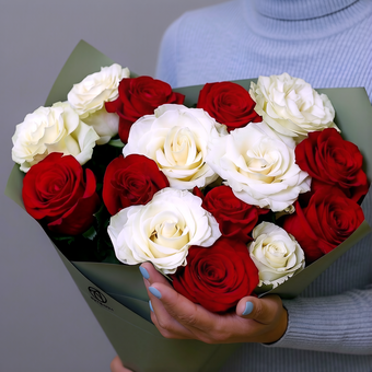 Букет из 15 красных и белых роз 70 см (Эквадор)