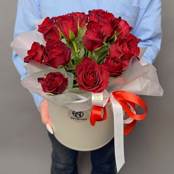 Шляпная коробка с красными розами