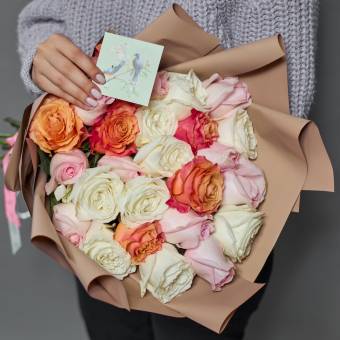 Набор размер L с букетом 25 роз нежный микс 50 см (Эквадор) в корейской упаковке