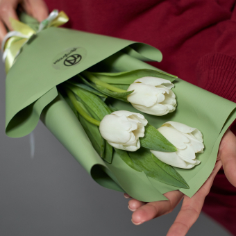 3 белых тюльпана в корейской упаковке