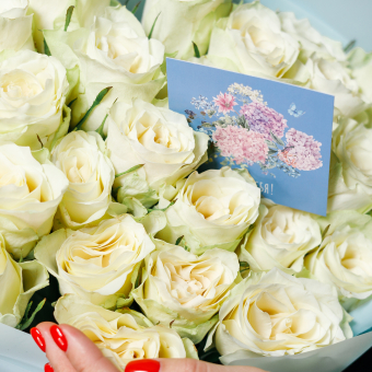Набор размер М+ с букетом 25 белых роз Кения (50 см) в корейской упаковке