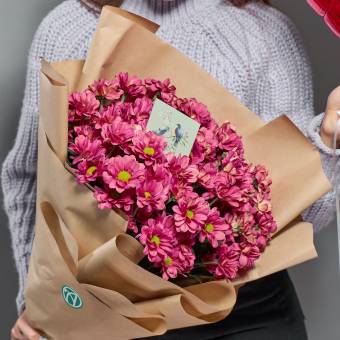 Набор размер S с букетом из 9 розовых кустовых хризантем Бакарди (ромашка) в корейской упаковке
