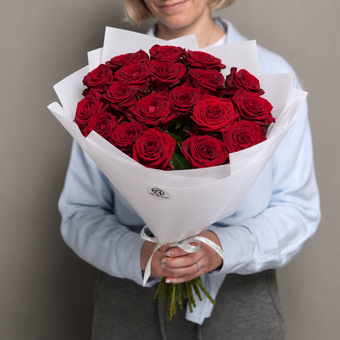 Букет из 19 красных роз 50 см (Россия) в корейской белой упаковке