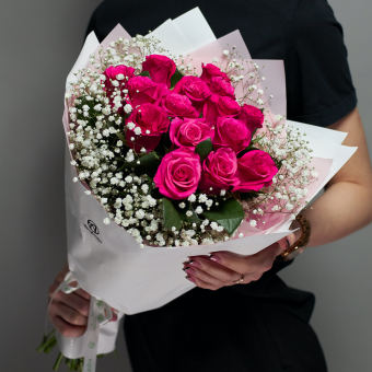 Букет из розовых роз 50 см (Кения) и гипсофилы - L в корейской упаковке